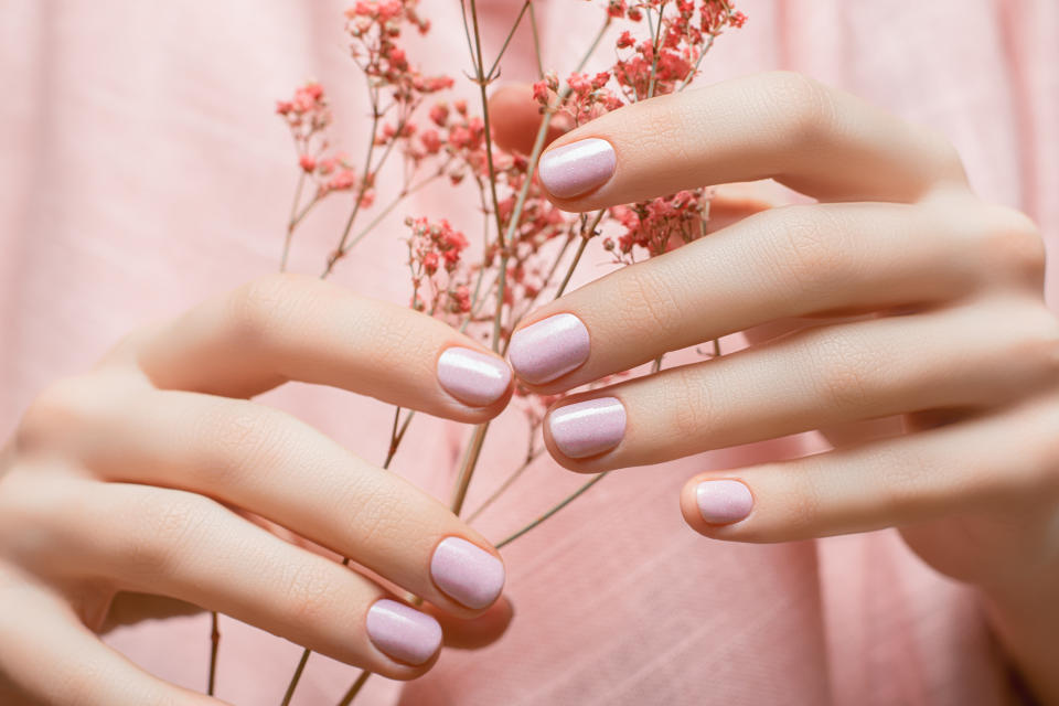 Mantener las manos cuidadas nos permite determinar si tenemos alguna anomalía en las uñas. (Getty Creative)