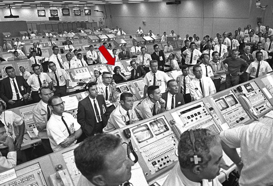 <span class="caption">JoAnn Morgan en la sala de control del Centro Espacial Kennedy de la NASA durante el lanzamiento del Apolo 11 (16 de julio de 1969). </span> <span class="attribution"><a class="link " href="https://commons.wikimedia.org/wiki/File:Joann_morgan_in_firing_room.jpg" rel="nofollow noopener" target="_blank" data-ylk="slk:Wikipedia">Wikipedia</a></span>