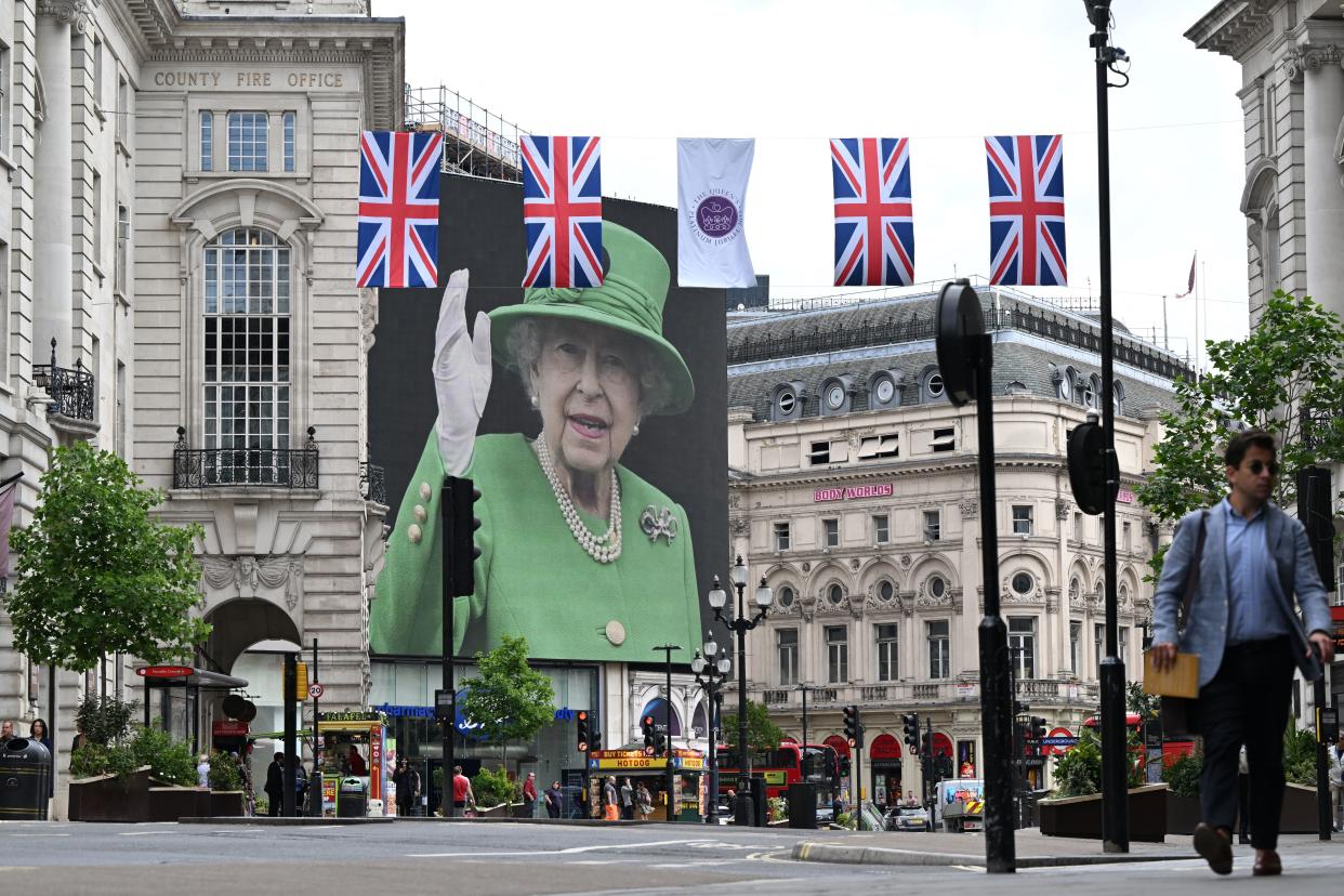 Queen Elizabeth II waving to the crowd from Buckingham Palace balcony at the end of the Platinum Pageant on 5 June 2022. Photo: Justin Tallis/AFP via Getty 