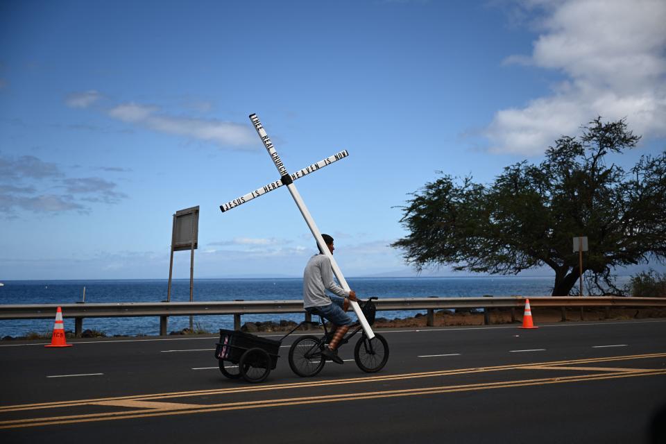 Un hombre con una cruz en Lahaina (Patrick T. Fallon / AFP) (PATRICK T. FALLON/AFP via Getty Images)