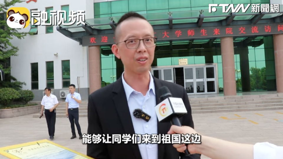 淡江大學企管系主任張雍昇日前赴中國參訪，以「祖國」稱呼引發爭議。（圖／取自YouTube「台灣網」）