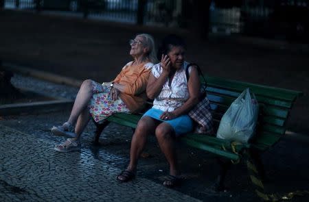 Unas mujeres sentadas en una banca en una plaza en Río de Janeiro, dic 6, 2016. Las discrepancias por cambios a la edad mínima de jubilación para las mujeres retrasó la presentación del borrador de una reforma del sistema de pensiones del Gobierno de Brasil hasta el miércoles, dijo el martes un importante parlamentario. REUTERS/Pilar Olivares