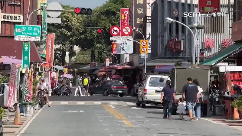 台南安平老街上美食眾多，卻總有民眾貪圖方便，導致當地的停車亂象。