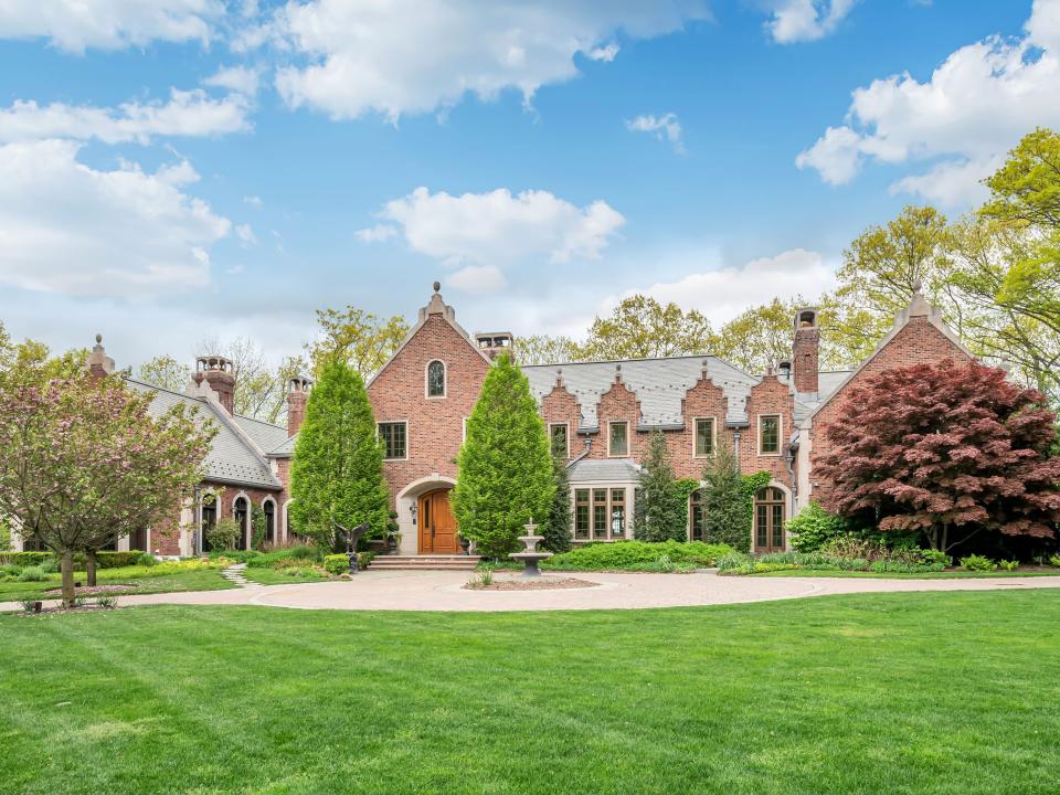 a brick home with a lawn in New Jersey