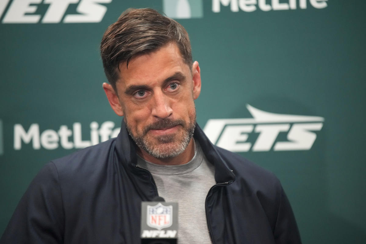 Aaron Rodgers, Robert Saleh disagree on cadence causing false starts in Jets’ loss to Broncos