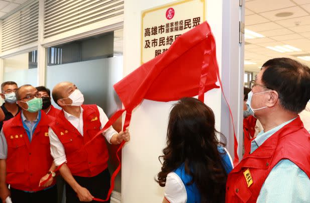 韓國瑜(左二)在競選總統期間，中國台辦出資宴請台商、台生並補助機票，7人遭起訴。   圖：高雄市政府/提供（資料照）