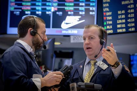 Traders work on the floor of the New York Stock Exchange January 21, 2015. REUTERS/Brendan McDermid