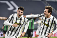 Álvaro Morata (izquierda), de la Juventus, festeja su gol con su compañero Federico Chiesa, durante un duelo ante el Fenercvaros, correspondiente a la Liga de Campeones y disputado el martes 24 de noviembre de 2020 en Turín (Marco Alpozzi/LaPresse via AP)