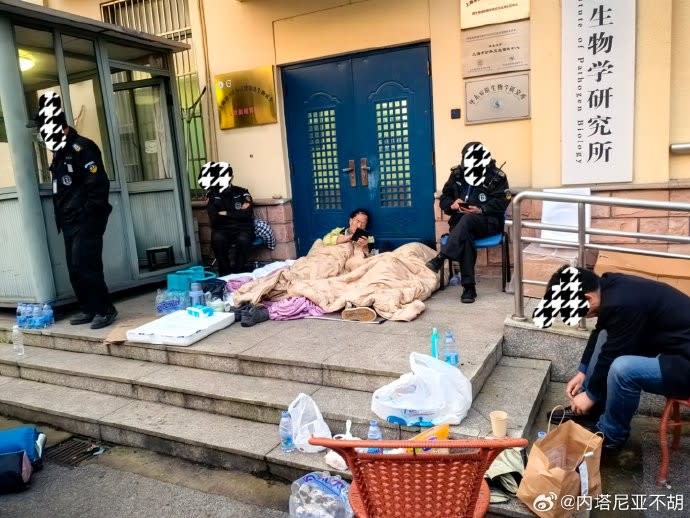 中國病毒學家張永振在上海公衛中心的實驗室被強行關閉，他自2024年4月28日起睡在實驗室外。他曾獲《時代》雜誌選為2020年百大影響力人物。翻攝微博