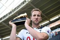 <p>ManUnited sucht weiterhin fieberhaft nach einem neuen Mittelstürmer. Jose Mourinho hat dabei einen klaren Wunschkandidaten: Harry Kane. Der Engländer wurde zwar als unverkäuflich deklariert, ein Angebot von 100 Millionen Euro. könnte die Spurs aber zum Umdenken animieren, schreibt der “Mirror”. (Bild: AP)</p>