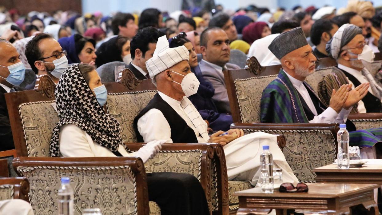 Der afghanische Präsident Aschraf Ghani (2.v.l) trägt einen Mundschutz, in der großen Ratsversammlung, der Loya Jirga.
