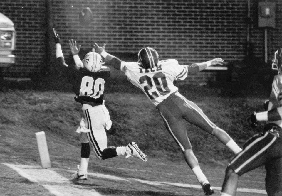 Terrell Owens reaches out for the football while at University of Tennessee at Chattanoga. (Getty)