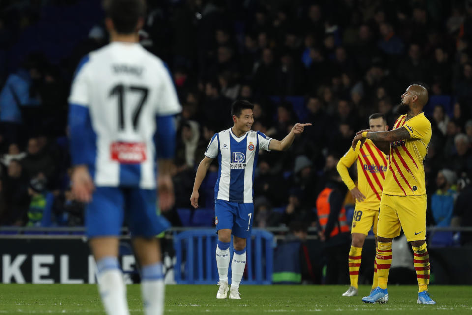 El chino Wu Lei del Espanyol celebra después de anotar el segundo gol de su equipo en el duelo de Liga ante el Barcelona, el sábado 4 de enero de 2020 en Barcelona. (AP Foto/Joan Monfort)