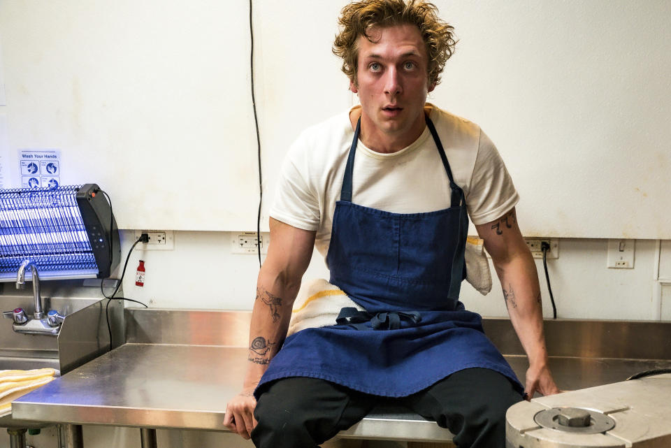 En esta imagen proporcionada por FX, Jeremy Allen White en una escena de "The Bear". (Matt Dinerstein/FX via AP)