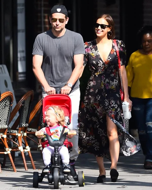 Irina Shayk y Bradley Cooper con su hija Lea 