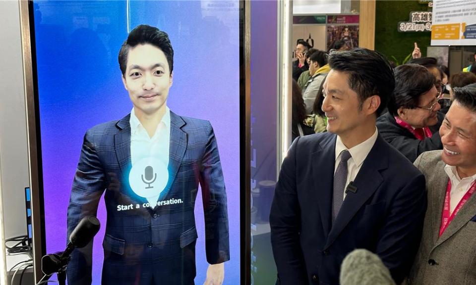 台北市長蔣萬安（右二）19日下午參與台北願景館開幕儀式，被問到展場內有設置「AI蔣萬安」元宇宙分身，他也直言這樣的AI分身設計相當特別，也希望大家能夠來體驗。（丁上程攝）