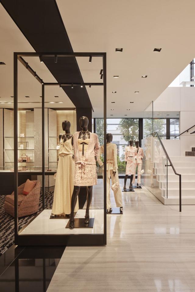 CHANEL LAUNCHES ITS LARGEST STATESIDE BOUTIQUE Architect Peter Marino  dreams up a serene new home in Beverly Hills for the fashion…