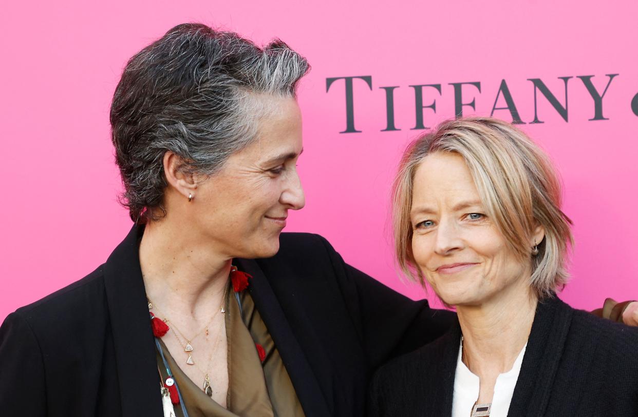 US photographer Alexandra Hedison (L) and US actress Jodie Foster (R) arrive for the MOCA Gala 2023 at the Geffen Contemporary at MOCA (Museum of Contemporary Art) in Los Angeles, April 15, 2023. (Photo by Michael Tran / AFP) (Photo by MICHAEL TRAN/AFP via Getty Images)