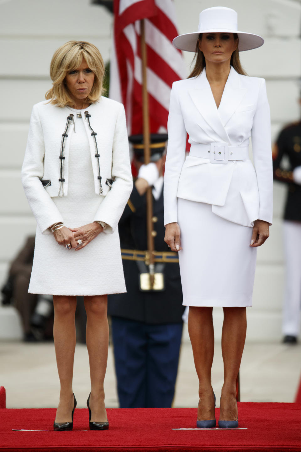 <p>Tanto Trump como la primera dama francesa Brigitte Macron escogieron trajes blancos en la visita de los líderes franceses a Washington.<br>Además de la chaqueta de Michael Kors que cuesta $2.195, Melania Trump lució un sombrero de Hervé Pierre y tacones de 775 dólares Christian Louboutin.<br>(AP Photo/Evan Vucci) </p>