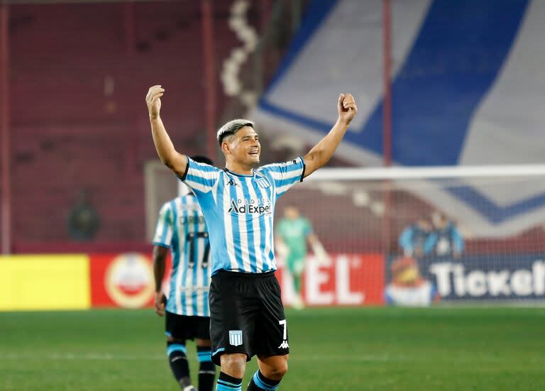 Maxi Salas festejando un gol ante Sportivo Luqueño, tras un zurdazo cruzado y potente