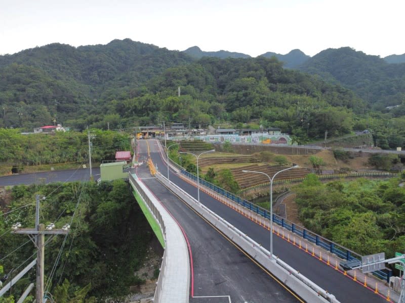 工務局將平溪往台北方向原有Y字型道路線型的橋梁縫合，興建新的平菁橋，優化菁桐老街觀光人行與車行動線。(圖/新北市工務局提供)