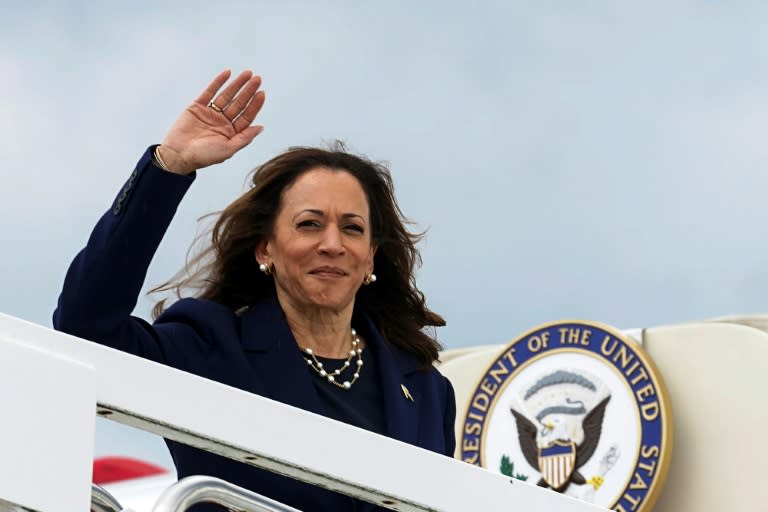 Kamala Harris, candidata demócrata a la presidencia de EEUU, embarcando rumbo a Texas el 31 de julio de 2024, en la Base de Andrews, en Maryland (Kevin Lamarque)