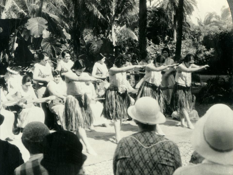 hula dancers circa 1930s