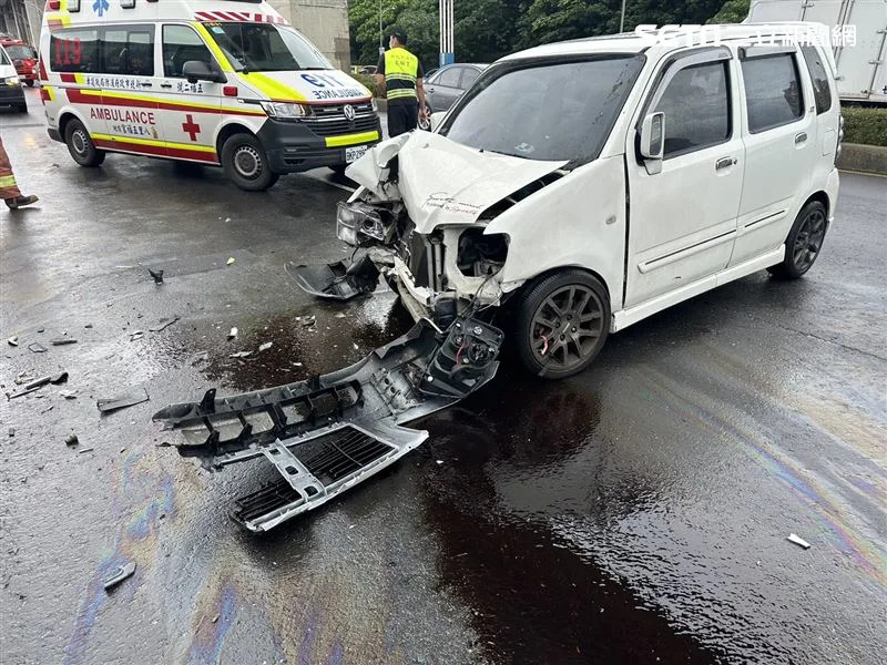 &#x005f35;&#x007537;&#x00628a;&#x0081ea;&#x005df1;&#x007684;&#x008eca;&#x00982d;&#x006574;&#x00500b;&#x00649e;&#x006bc0;&#x003002;&#x00ff08;&#x005716;&#x00ff0f;&#x007ffb;&#x00651d;&#x00756b;&#x009762;&#x00ff09;