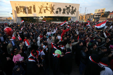 Iraqi people gather as they celebrate the final victory over the Islamic State at Tahrir Square in Baghdad, Iraq December 10, 2017. REUTERS/Thaier Al-Sudani