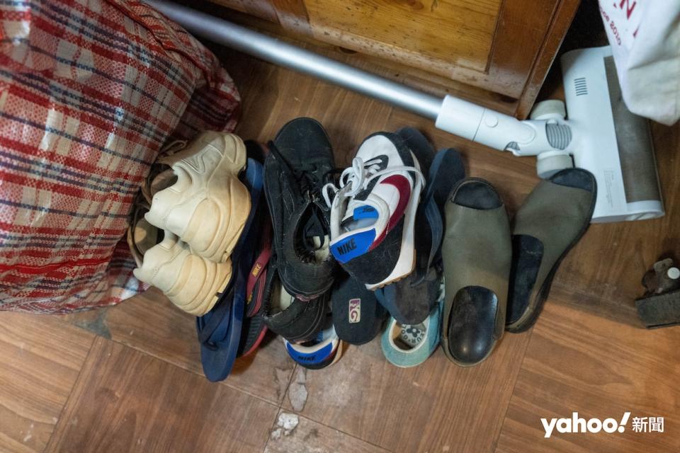 被問到有什麼捨不得，周婆婆只道帶不了太多東西，這些鞋都是準備丟棄的。