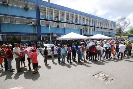 People queue outside a health center as they wait to get treatment for malaria, in San Felix, Venezuela November10, 2017. REUTERS/William Urdaneta/Files