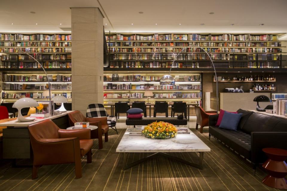 誠品行旅的The Lounge大廳書坊共有5,000多冊選書，可供旅人恣意閱覽。（誠品行旅提供）