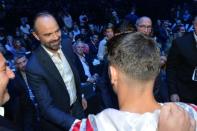 <p>Edouard Philippe vendredi soir lors du championnat du monde WBA des lourds-légers, saluant le boxeur Louis " Kaway" Toutin.</p>