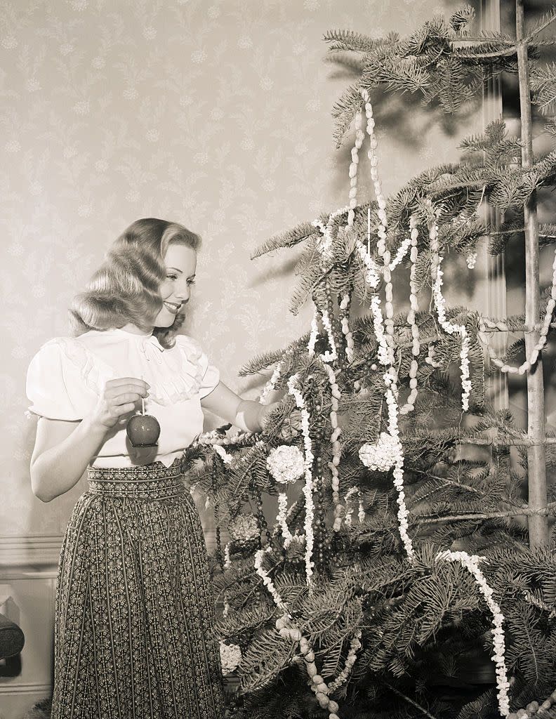 1944: Deanna Durbin decorates her tree