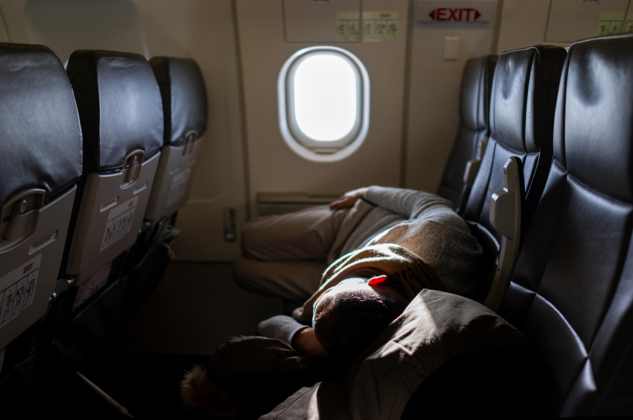 Not macht erfinderisch - ein Passagier bastelte sich eine Schlafmaske mal eben selbst. (Bild: Getty Images)