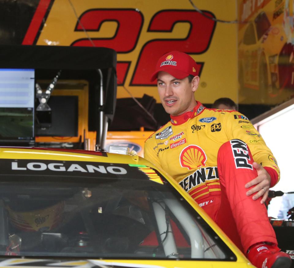 Joey Logano nunca ha ganado en Dover.  La buena noticia es que probablemente no tendrá que hacerlo para superar a Aric Almirola.