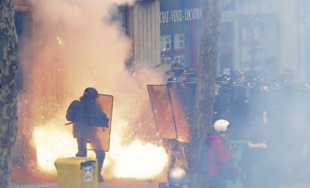 French riot police officers (CRS) face protestors during clashes during a demonstration against the French labour law proposal in Paris, France, as part of a nationwide labor reform protests and strikes, April 28, 2016.     REUTERS/Charles Platiau