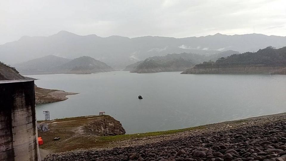 台南七日迎來首波鋒面有感降雨，水利局說，主要水庫預期進帳一百五十萬噸，籲請民眾繼續節水勿放鬆，圖為曾文水庫相片。（水利局提供）