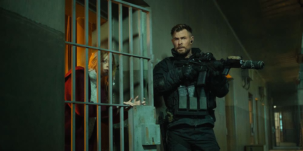 extraction 2 fans can't stop laughing at this chris hemsworth scene