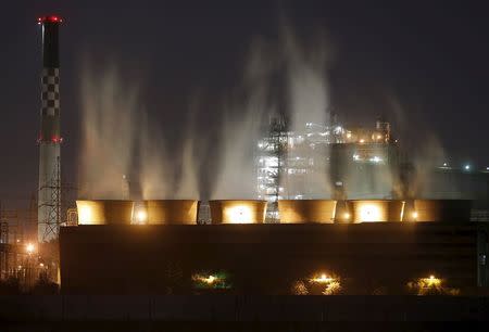 Smoke billows out from the cooling towers of a coal-fired power plant in Ahmedabad, November 20, 2015. REUTERS/Amit Dave