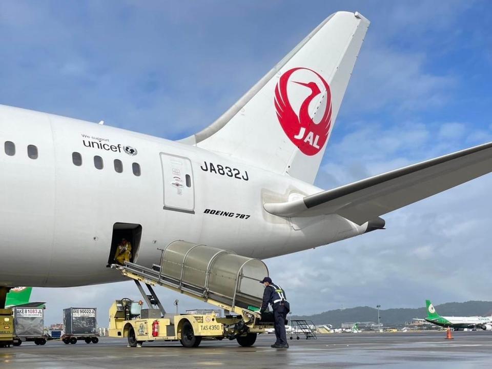 日航日前在羽田機場和海上保安機發生擦撞引發大火，導致2隻託運寵物喪失，引發網友對於「禁止寵物坐貨艙」的討論。（示意圖，翻攝自Japan Airlines臉書）