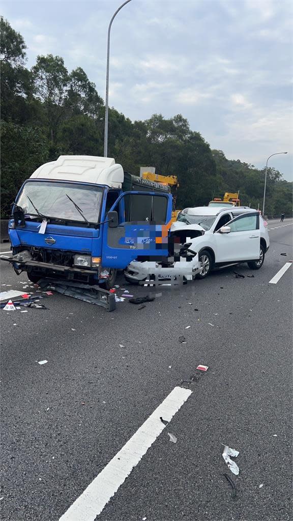 小貨車國1三義段拋錨  乘客下車「擺警示三角錐」遭撞飛不治