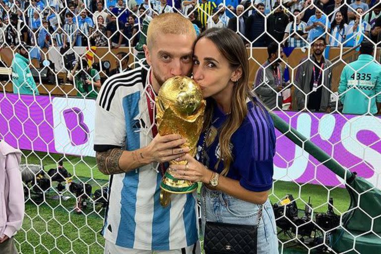 Papu Gómez y Linda Raff al festejar el campeonato del mundo en Qatar 2022