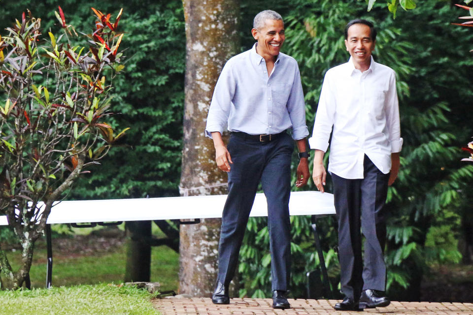 <p>Look No. 2: Even Obama knows linen is the best fabric to wear in the summer. </p>
