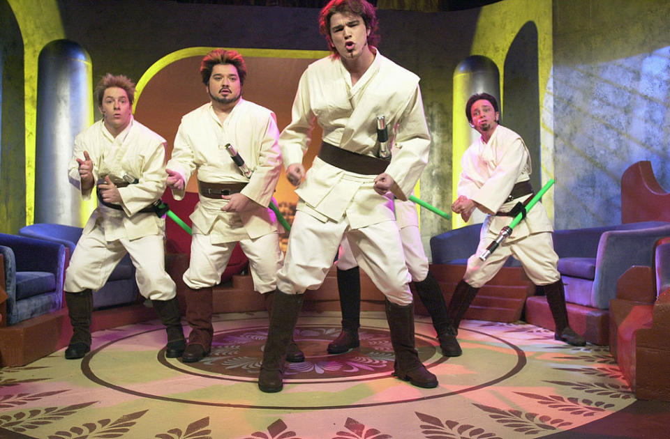 Josh Hartnett singing with the SNL cast in star wars clothing