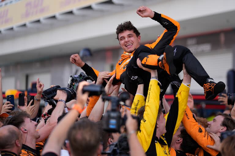 El piloto británico de McLaren Lando Norris, es elevado por los airees luego de ganar el Gran Premio de la Formula 1 en Miami