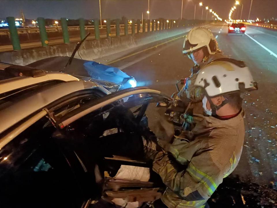 台南市台86線東西向快速道路10日晚上發生一輛自小客車疑自撞交流道口分隔島，車中2名大人及2名小孩全被送醫，其中女子無生命跡象。（台南市消防局提供）