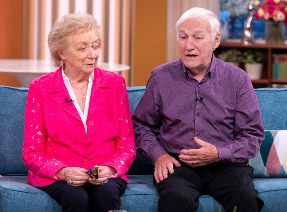 Was Des Monahan aus Liebe zu seiner Frau Mona tat, bewegte das Netz und die Medienwelt. Im Juni war das Paar zu Gast in einer britischen TV-Morgensendung. (Bild: Steve Meddle/ITV/REX/Shutterstock)