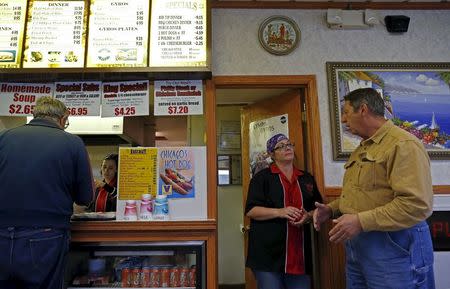 U.S. Republican presidential candidate Michael Petyo speaks to a worker as he campaigns at a restaurant in Valparaiso, Indiana, November 17, 2015. REUTERS/Jim Young