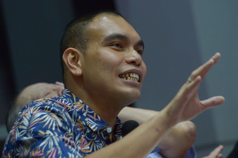 Lawyer Syahredzan Johan speaks during a forum titled ‘GE14: Battle of Fake News’ in Subang Jaya, February 28, 2018. ― Picture by Mukhriz Hazim